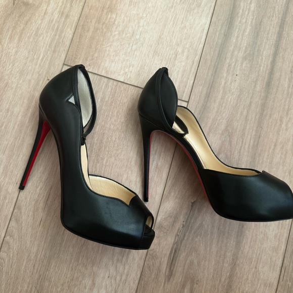 Christian Louboutin Scalloped Heel - Picture 1 of 5